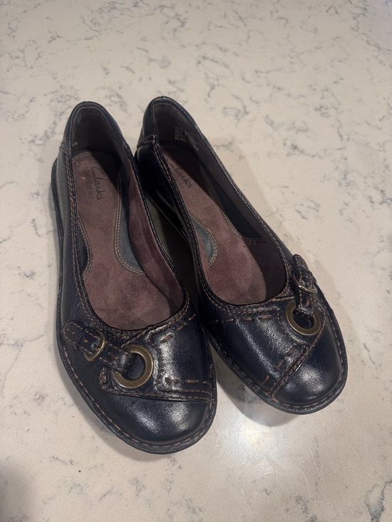 Clarks Shoes - Clarks Women's Y2K Black Leather Ballet Flats with Brass Ring Buckle Accent